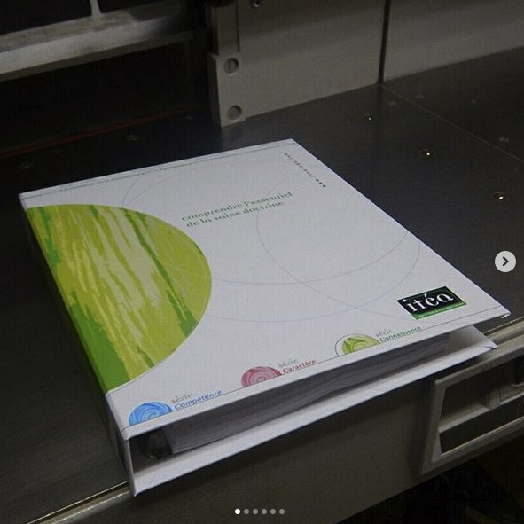 Kaschierung eines Vinyls auf grauen Karton